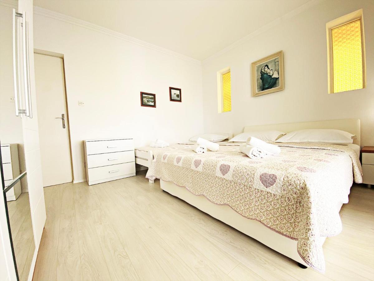 Apartments And Rooms Katarina Zivogosce Bagian luar foto